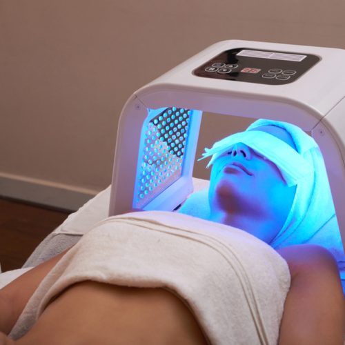 Young,Woman,Having,Led,Light,Facial,Treatment,In,Beauty,Salon